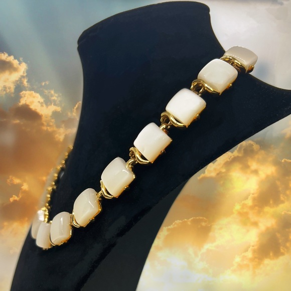 Vtg 50’s Coro Goldtone Pearlescent Thermoset Lucite Choker - Picture 4 of 4